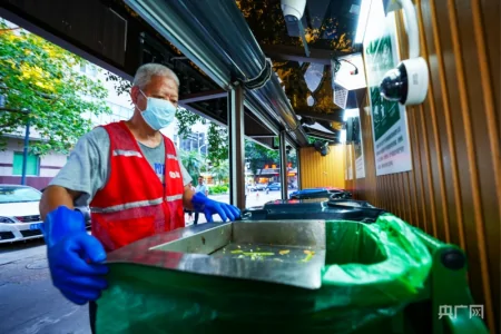 高温下的基层工作者：垃圾分类管理员守护绿色榕城-垃圾分类的工作人员叫什么