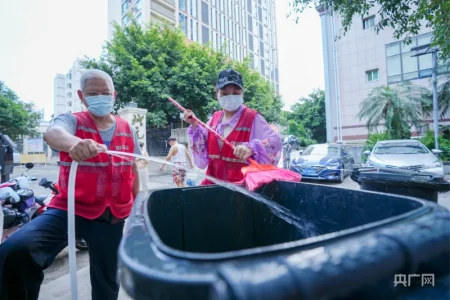 高温下的基层工作者：垃圾分类管理员守护绿色榕城-垃圾分类的工作人员叫什么