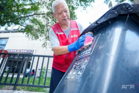 高温下的基层工作者：垃圾分类管理员守护绿色榕城-垃圾分类的工作人员叫什么