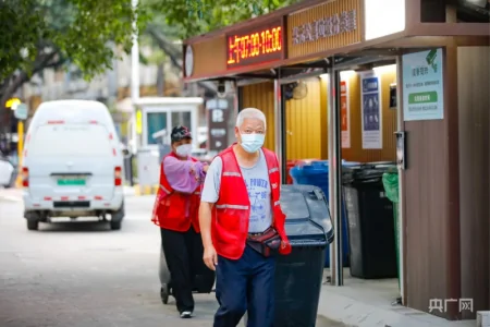 高温下的基层工作者：垃圾分类管理员守护绿色榕城-垃圾分类的工作人员叫什么
