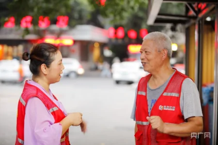 高温下的基层工作者：垃圾分类管理员守护绿色榕城-垃圾分类的工作人员叫什么