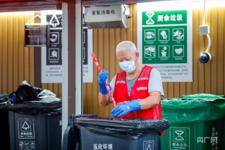 高温下的基层工作者：垃圾分类管理员守护绿色榕城-垃圾分类的工作人员叫什么
