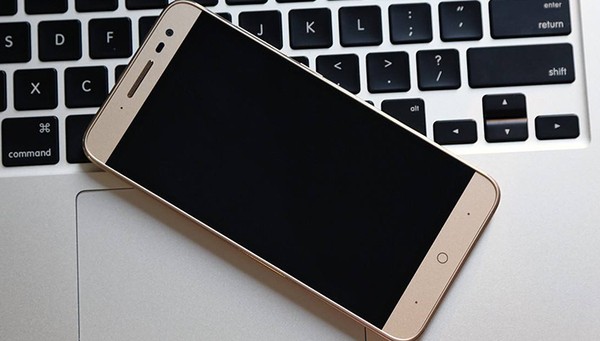 手机突然黑屏怎么办？这四个妙招比重启实用-手机突然黑屏怎么处理