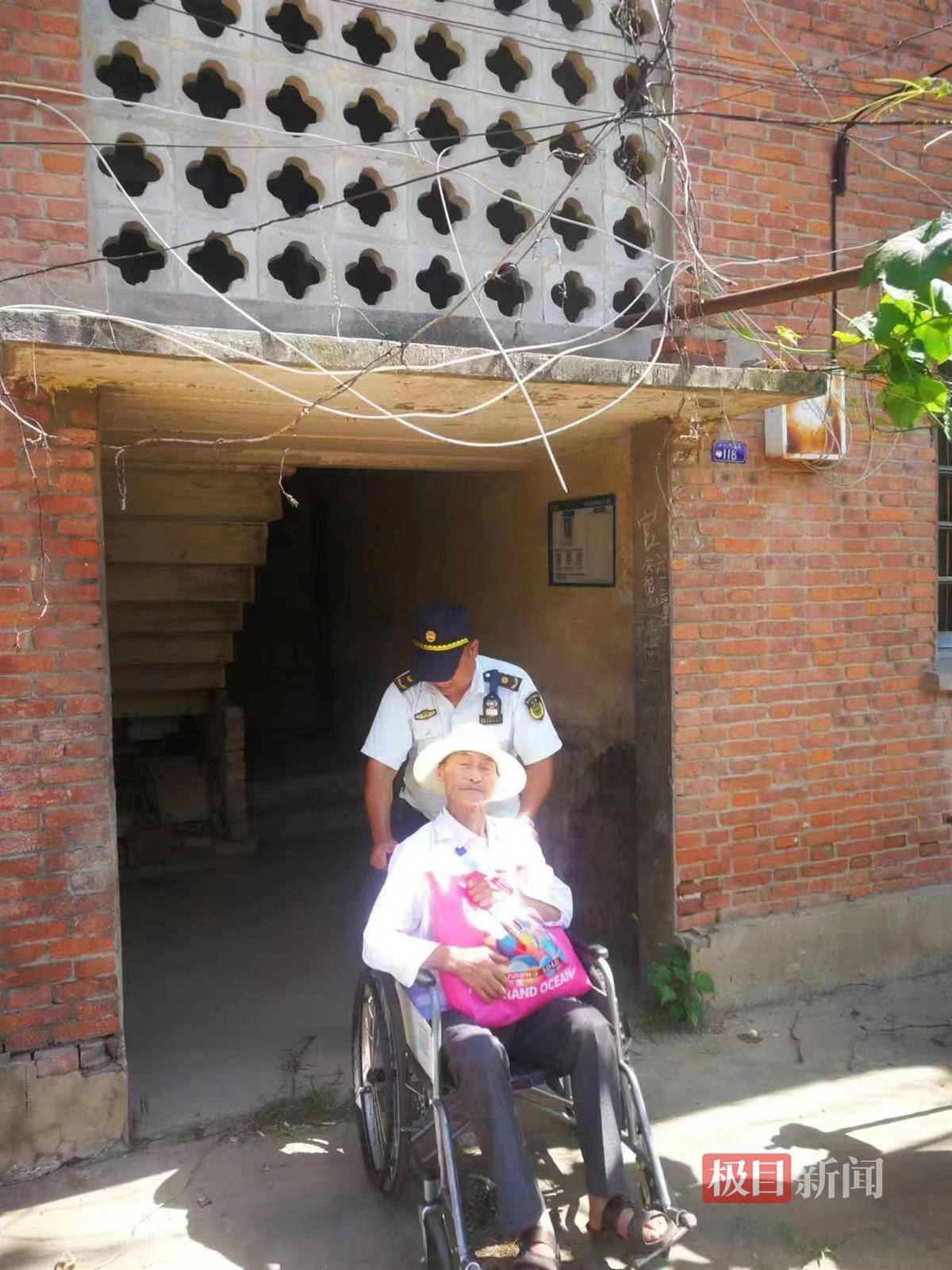 八旬老人外出办理宽带套餐迷路， 新沟镇街城管路长与队员暖心伸援手-电信关爱老人的信息