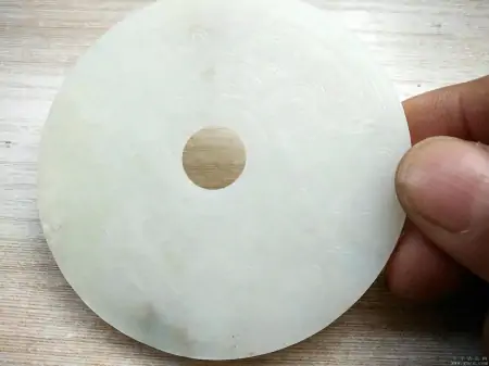 浙江大妈有一个祖传的和田玉璧，有人出价300万，大妈却死活不卖-和田玉玉璧