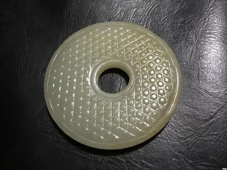 浙江大妈有一个祖传的和田玉璧，有人出价300万，大妈却死活不卖-和田玉玉璧