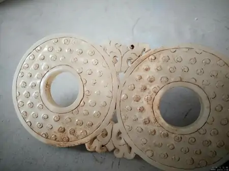 浙江大妈有一个祖传的和田玉璧，有人出价300万，大妈却死活不卖-和田玉玉璧