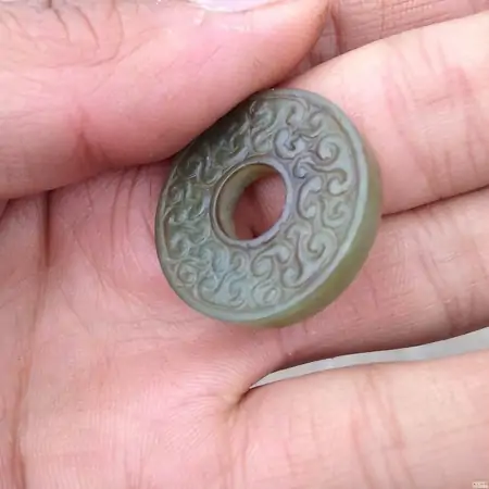 浙江大妈有一个祖传的和田玉璧，有人出价300万，大妈却死活不卖-和田玉玉璧