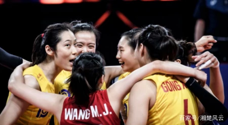 女排回国郎导记录行程很不舍，丁霞让大家辨腿识人，一张图露玄机-女排人员丁霞