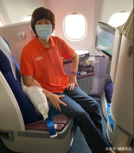 女排回国郎导记录行程很不舍，丁霞让大家辨腿识人，一张图露玄机-女排人员丁霞