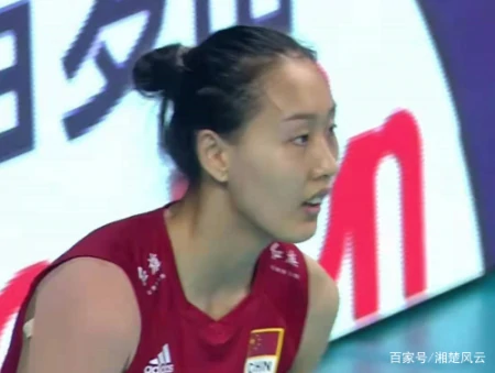 女排回国郎导记录行程很不舍，丁霞让大家辨腿识人，一张图露玄机-女排人员丁霞