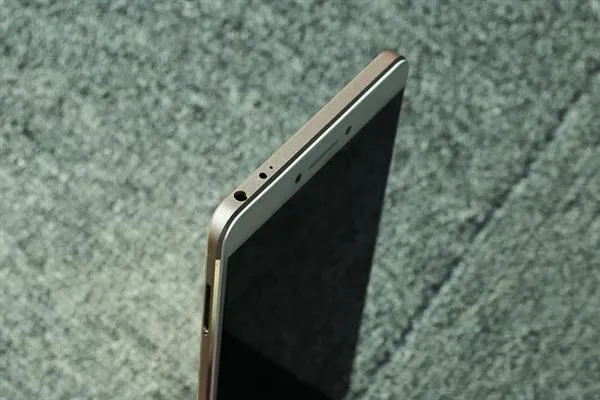 小米MAX开箱简评，比脸还大的手机值不值得买？-小米max是多少寸的