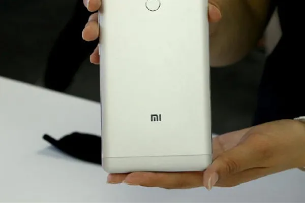 小米MAX开箱简评，比脸还大的手机值不值得买？-小米max是多少寸的