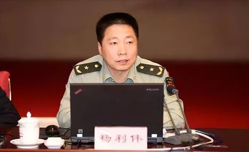 中国第一位飞天航天员——杨利伟，成功的背后，是妻子默默的陪伴-中国航天第一人杨利伟简介