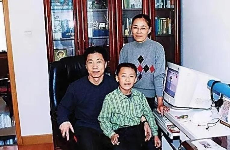 中国第一位飞天航天员——杨利伟，成功的背后，是妻子默默的陪伴-中国航天第一人杨利伟简介