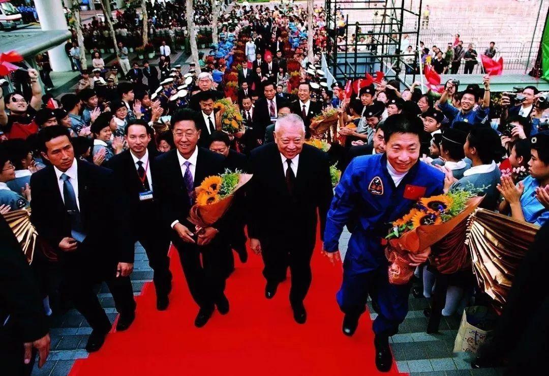 中国第一位飞天航天员——杨利伟，成功的背后，是妻子默默的陪伴-中国航天第一人杨利伟简介