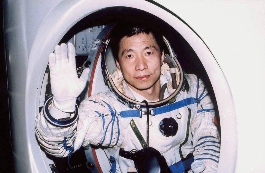 中国第一位飞天航天员——杨利伟，成功的背后，是妻子默默的陪伴-中国航天第一人杨利伟简介
