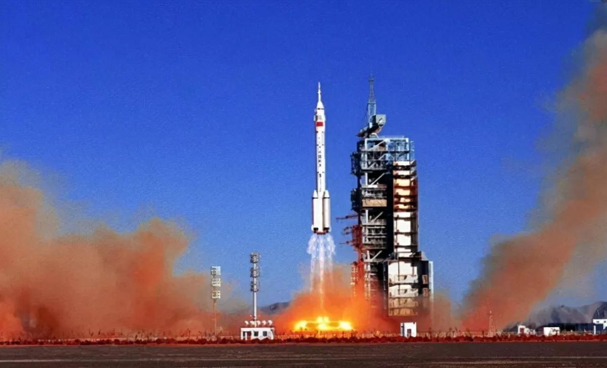 中国第一位飞天航天员——杨利伟，成功的背后，是妻子默默的陪伴-中国航天第一人杨利伟简介