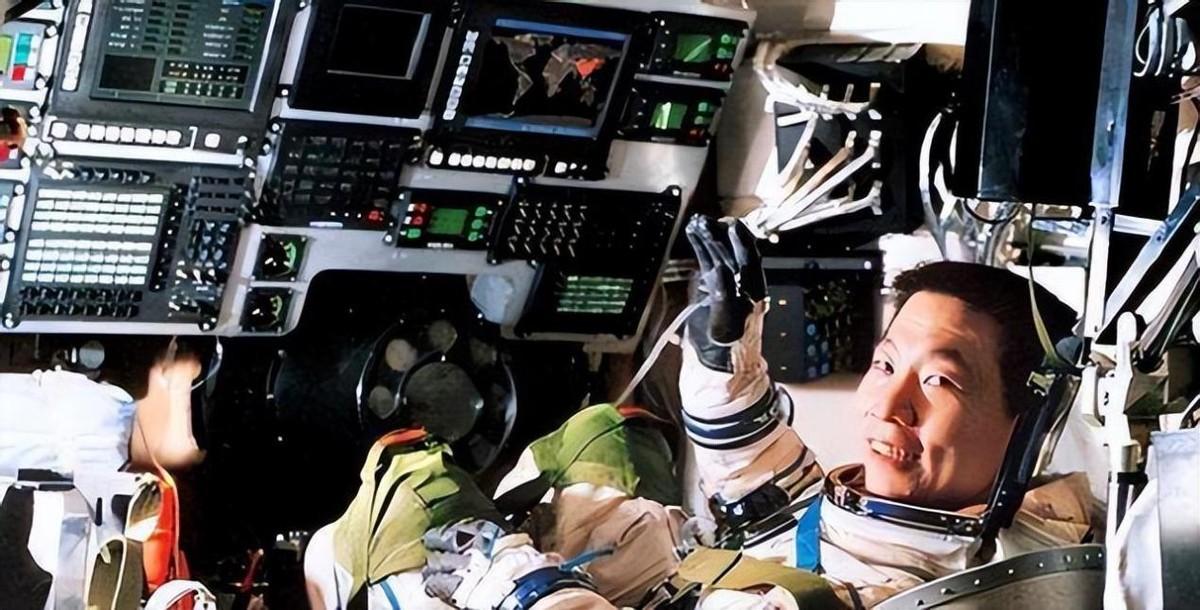 中国第一位飞天航天员——杨利伟，成功的背后，是妻子默默的陪伴-中国航天第一人杨利伟简介