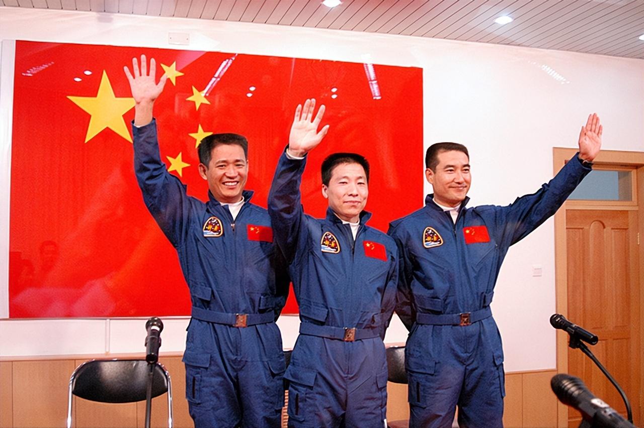 中国第一位飞天航天员——杨利伟，成功的背后，是妻子默默的陪伴-中国航天第一人杨利伟简介