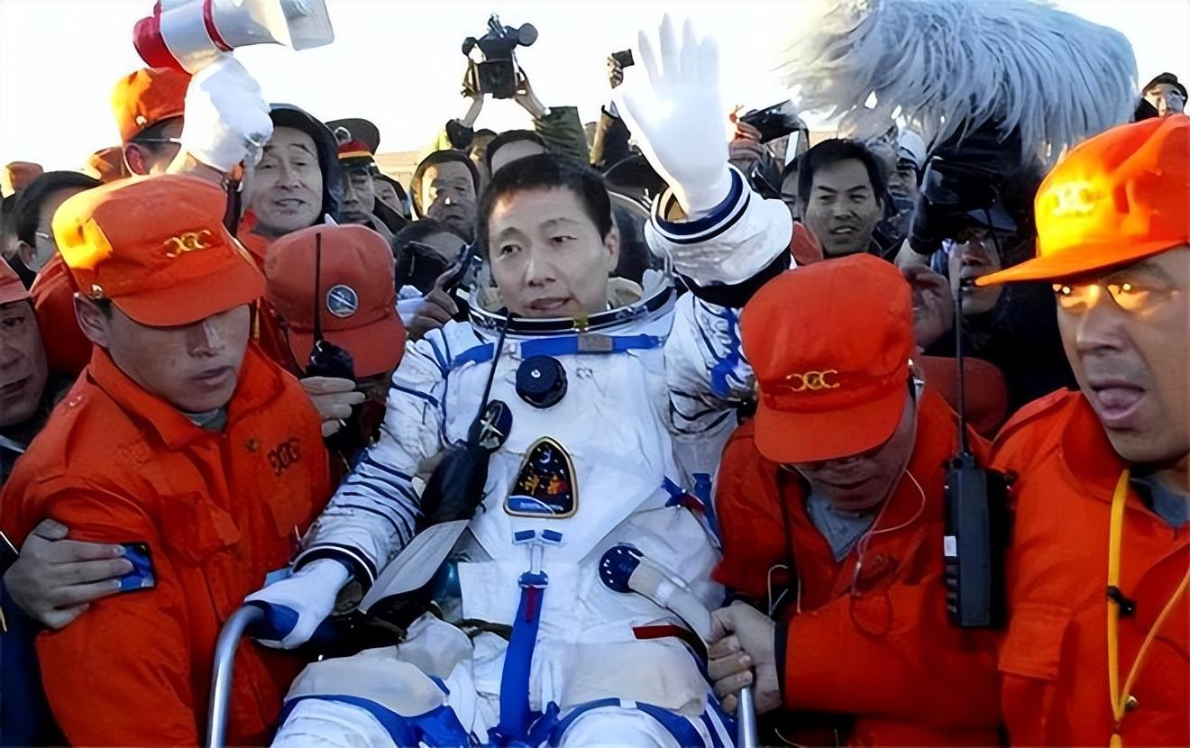中国第一位飞天航天员——杨利伟，成功的背后，是妻子默默的陪伴-中国航天第一人杨利伟简介