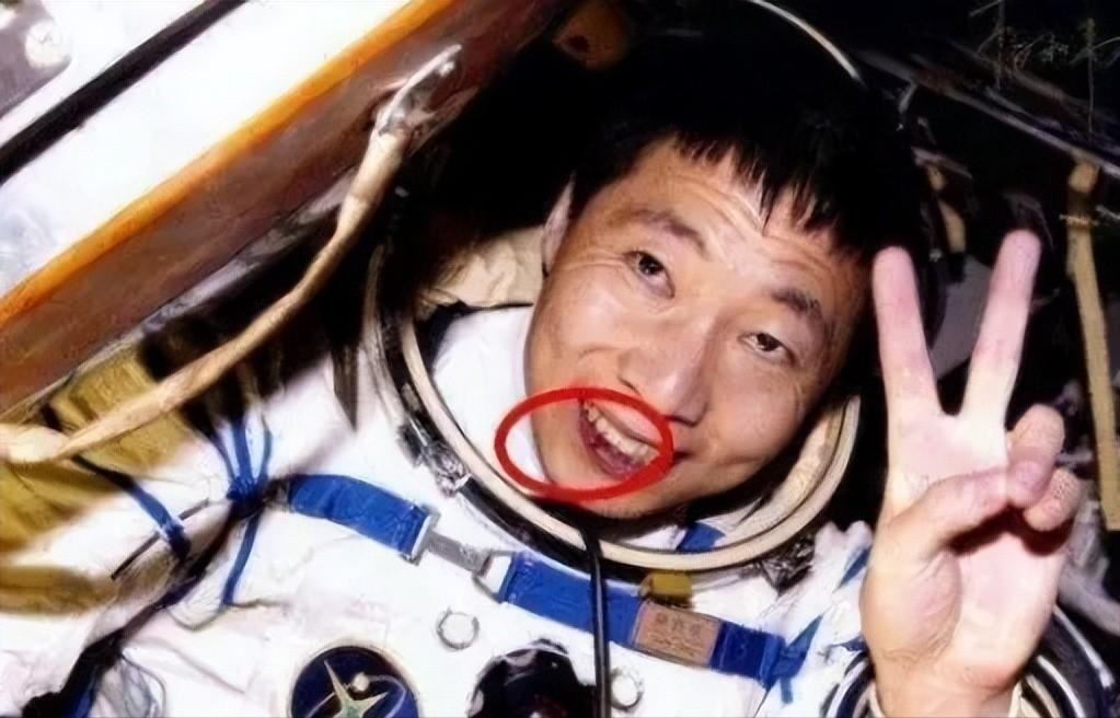 中国第一位飞天航天员——杨利伟，成功的背后，是妻子默默的陪伴-中国航天第一人杨利伟简介