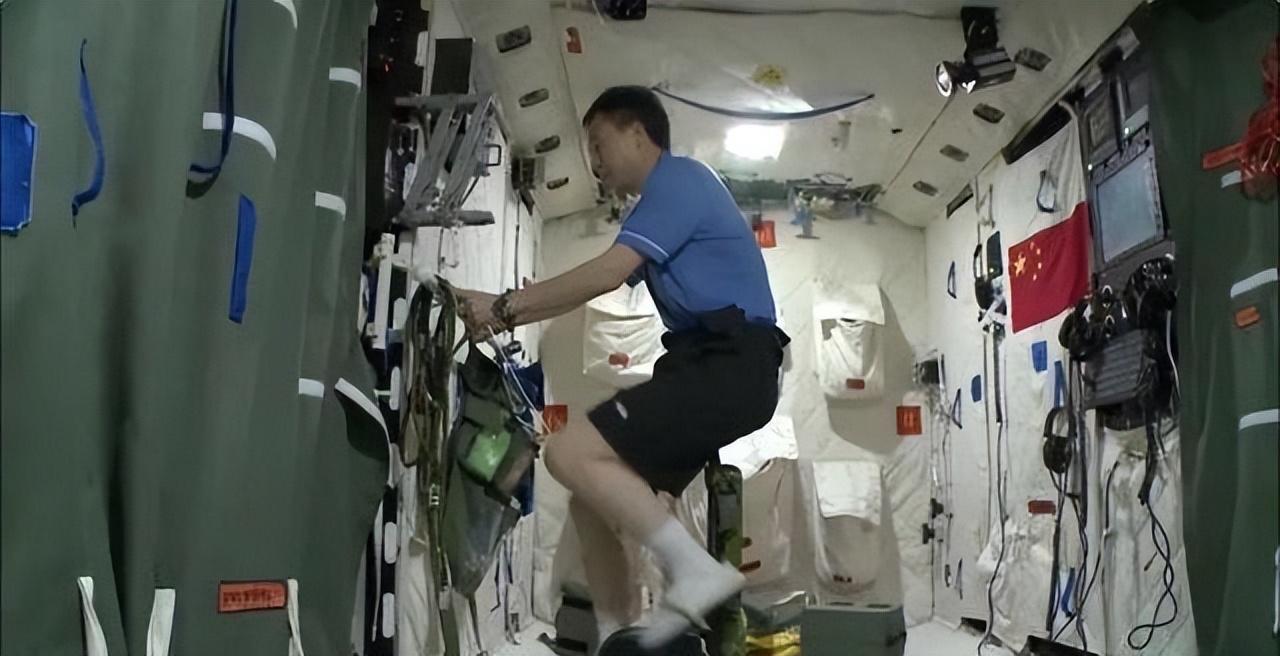 中国第一位飞天航天员——杨利伟，成功的背后，是妻子默默的陪伴-中国航天第一人杨利伟简介