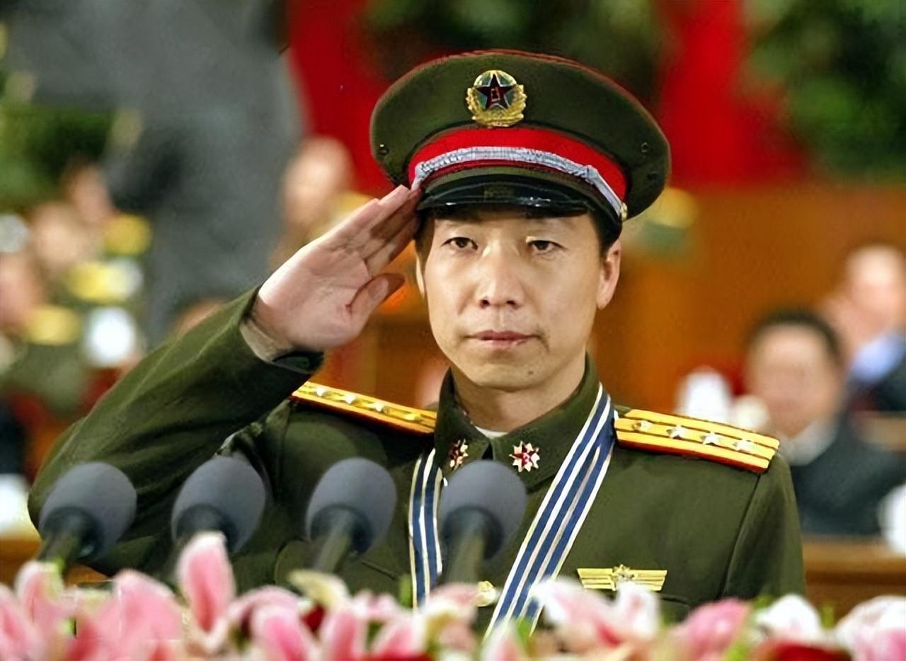 中国第一位飞天航天员——杨利伟，成功的背后，是妻子默默的陪伴-中国航天第一人杨利伟简介