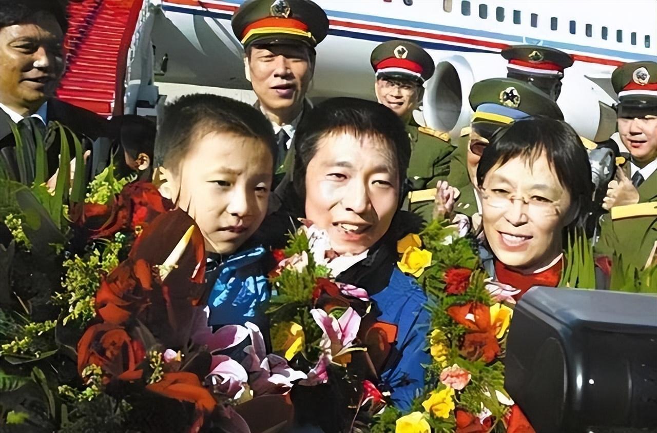 中国第一位飞天航天员——杨利伟，成功的背后，是妻子默默的陪伴-中国航天第一人杨利伟简介