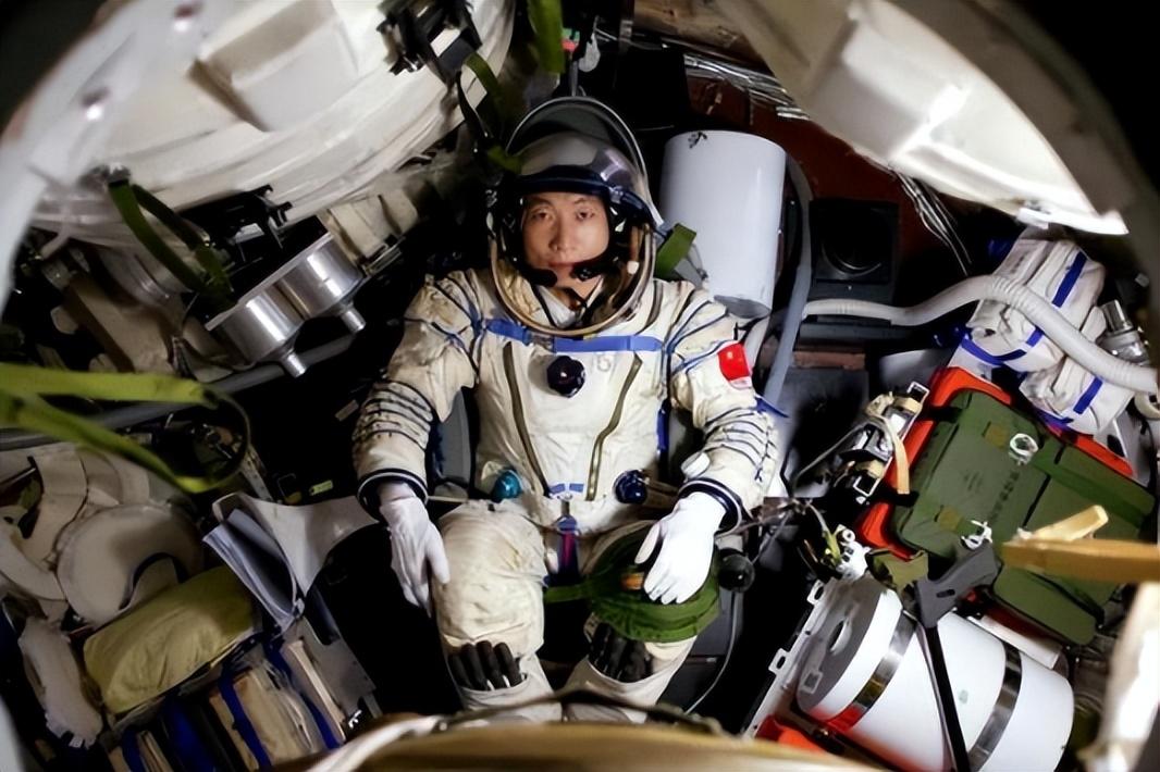 航天英雄杨利伟，刻苦训练十余载，有着哪些不为人知的辛酸往事？-航天员杨利伟多少岁了