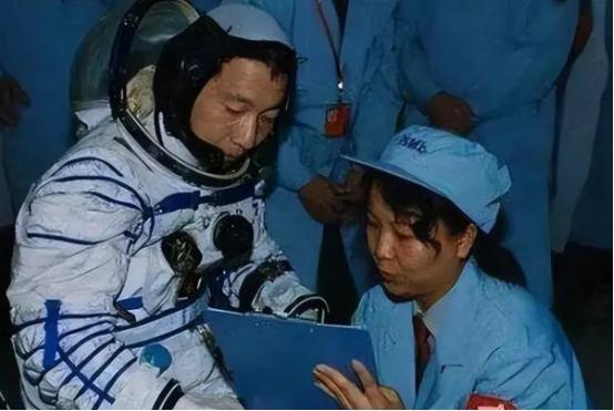 杨利伟在外太空时，曾面临“生死一线”，17年后谜底才被揭开-杨利伟在太空中怎么生活的