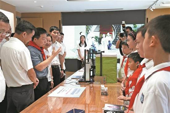 广州小学生童趣抛问，杨利伟接招妙答-广州小学生春游