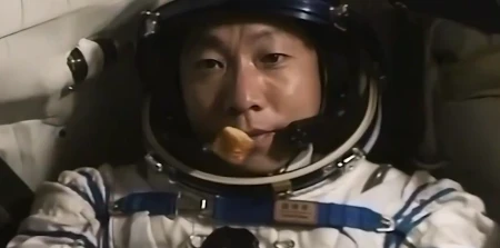 杨利伟太空中听到“敲门声”，13年后真相揭晓，幸亏他当时冷静-杨利伟在太空遇到敲门声多亏了他当时的机制