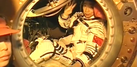 杨利伟太空中听到“敲门声”，13年后真相揭晓，幸亏他当时冷静-杨利伟在太空遇到敲门声多亏了他当时的机制