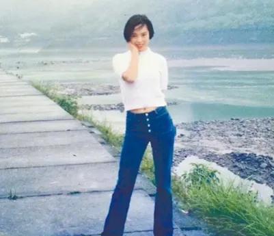 黄绮珊3婚3离情路坎坷，55岁无儿无女，如今终于活出了自我-黄绮珊早年经历