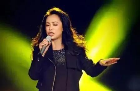 黄绮珊3婚3离情路坎坷，55岁无儿无女，如今终于活出了自我-黄绮珊早年经历