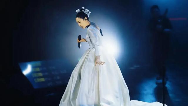 黄绮珊3婚3离情路坎坷，55岁无儿无女，如今终于活出了自我-黄绮珊早年经历