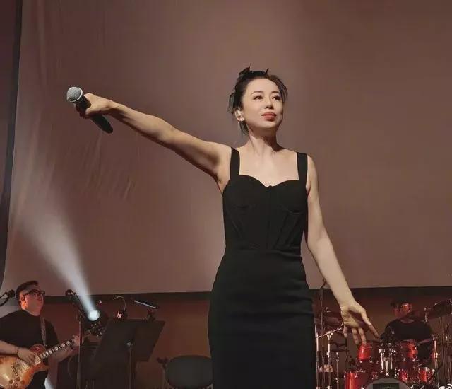 54岁黄绮珊暴瘦20多斤惊艳全网！当红时为爱隐退，9年前一夜翻红-黄绮珊现任丈夫