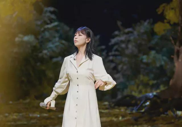 54岁黄绮珊暴瘦20多斤惊艳全网！当红时为爱隐退，9年前一夜翻红-黄绮珊现任丈夫