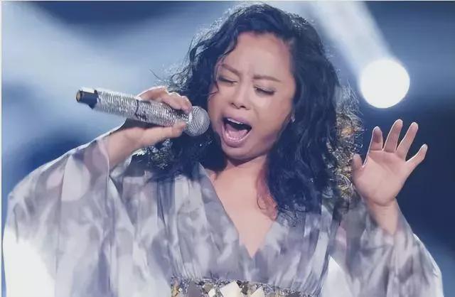 54岁黄绮珊暴瘦20多斤惊艳全网！当红时为爱隐退，9年前一夜翻红-黄绮珊现任丈夫