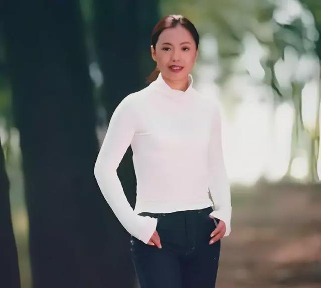 54岁黄绮珊暴瘦20多斤惊艳全网！当红时为爱隐退，9年前一夜翻红-黄绮珊现任丈夫