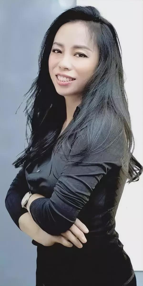 54岁黄绮珊暴瘦20多斤惊艳全网！当红时为爱隐退，9年前一夜翻红-黄绮珊现任丈夫