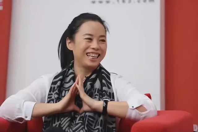 54岁黄绮珊暴瘦20多斤惊艳全网！当红时为爱隐退，9年前一夜翻红-黄绮珊现任丈夫