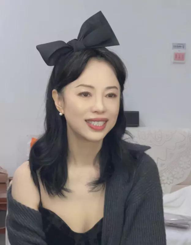 54岁黄绮珊暴瘦20多斤惊艳全网！当红时为爱隐退，9年前一夜翻红-黄绮珊现任丈夫