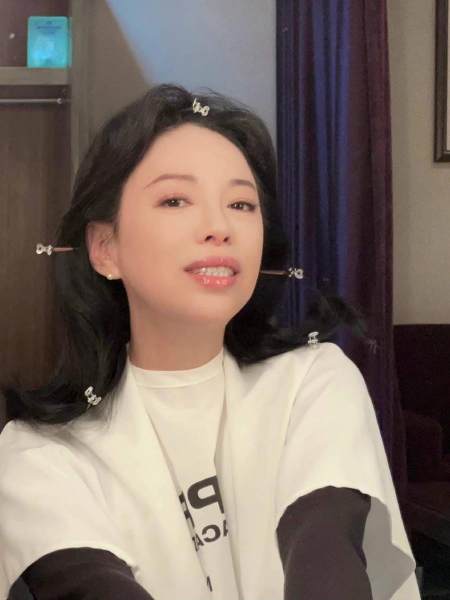 54岁黄绮珊变瘦堪比整容！龅牙没了脸小一圈，穿薄纱裙身姿似超模-黄绮珊多少岁了