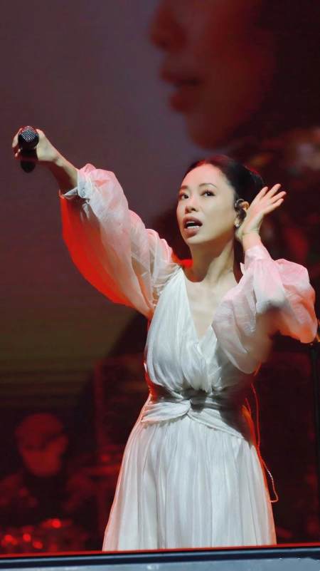 54岁黄绮珊变瘦堪比整容！龅牙没了脸小一圈，穿薄纱裙身姿似超模-黄绮珊多少岁了