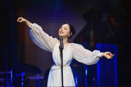 54岁黄绮珊变瘦堪比整容！龅牙没了脸小一圈，穿薄纱裙身姿似超模-黄绮珊多少岁了