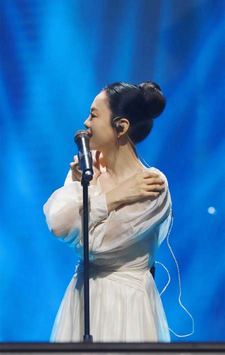 54岁黄绮珊变瘦堪比整容！龅牙没了脸小一圈，穿薄纱裙身姿似超模-黄绮珊多少岁了