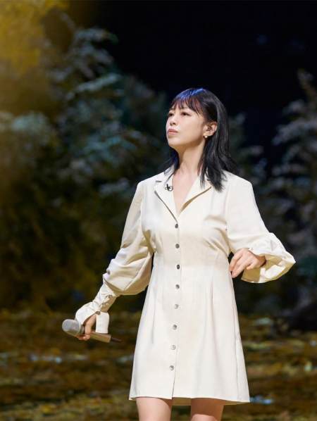 54岁黄绮珊变瘦堪比整容！龅牙没了脸小一圈，穿薄纱裙身姿似超模-黄绮珊多少岁了