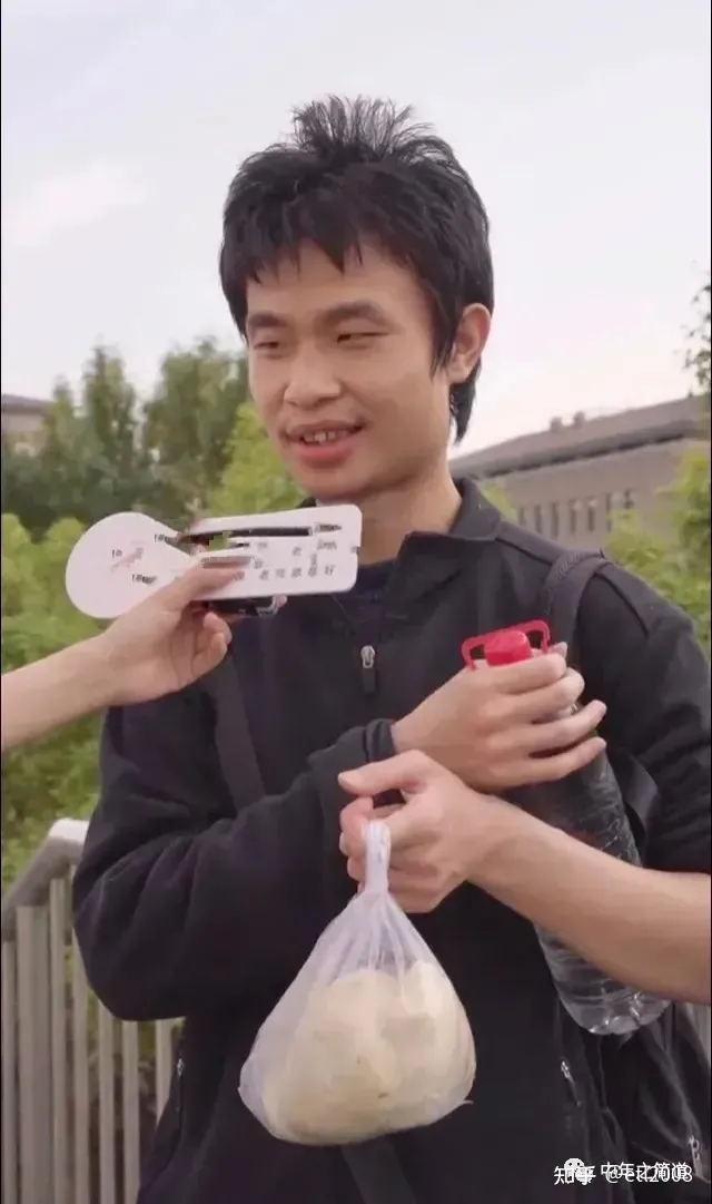 北大数学老师韦东奕，普通的外表下藏着一个最强大脑！-北大数学系韦东奕讲课怎么样